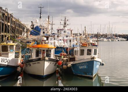 55. Fischerboote, die bei Ebbe im Hafen von Scarborough oder in der Marina in North Yorkshire festgemacht sind Stockfoto