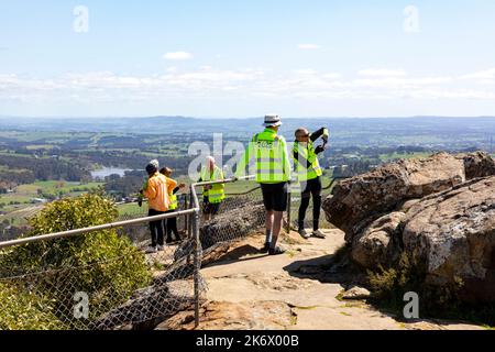 Blick vom Towac Pinnacle Lookout in Orange NSW, männliche Freunde in älteren Jahren tragen Radbekleidung auf dem Gipfel, NSW, Australien Stockfoto