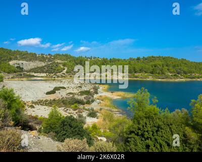 Panoramablick auf den Gadouras-Staudamm. Lösung der wichtigen und entscheidenden Probleme der Wasserversorgung. In der Nähe der Dörfer Lardos und Laerma. Rhodos, Griechenland Stockfoto