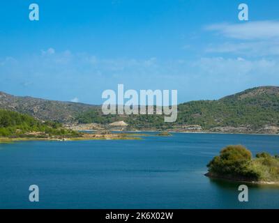 Panoramablick auf den Gadouras-Staudamm. Lösung der wichtigen und entscheidenden Probleme der Wasserversorgung. In der Nähe der Dörfer Lardos und Laerma. Rhodos, Griechenland Stockfoto