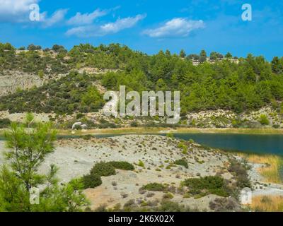 Panoramablick auf den Gadouras-Staudamm. Lösung der wichtigen und entscheidenden Probleme der Wasserversorgung. In der Nähe der Dörfer Lardos und Laerma. Rhodos, Griechenland Stockfoto