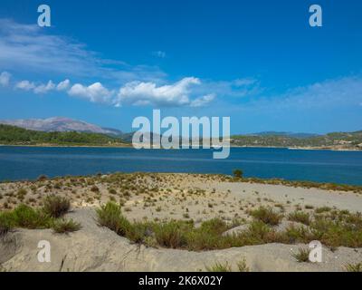 Panoramablick auf den Gadouras-Staudamm. Lösung der wichtigen und entscheidenden Probleme der Wasserversorgung. In der Nähe der Dörfer Lardos und Laerma. Rhodos, Griechenland Stockfoto