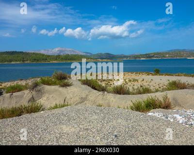 Panoramablick auf den Gadouras-Staudamm. Lösung der wichtigen und entscheidenden Probleme der Wasserversorgung. In der Nähe der Dörfer Lardos und Laerma. Rhodos, Griechenland Stockfoto