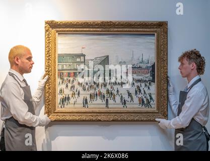 Christie’s, London, Großbritannien. 16. Oktober 2022. Christie’s Modern British and Irish Art Evening Sale findet am 19-20. Oktober statt. Zu den Partien gehören: Going to the Match von Laurence Stephen Lowry, R.A. (1887-1976), gemalt 1953, Schätzung £5.000.000-8.000.000, gehalten von Christies Kunsthändlern. „In hundert Jahren werden die Menschen durch den Blick auf dieses Bild spüren können, wie es war, im frühen 20.. Jahrhundert zu einem Spiel zu gehen“, Andras Kalman. Update: Das Gemälde wurde für £7,8m bei Christie’s verkauft (mit Gebühren). Quelle: Malcolm Park/Alamy Live News Stockfoto