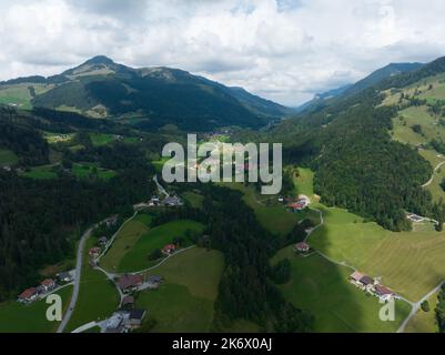 Lech Gemeinde Westösterreichisches Land Vorarlberg, in Bludenz gelegen. Wintersport Urlaubsort Ziel im Sommer. Niederländische Königsfamilie Stockfoto