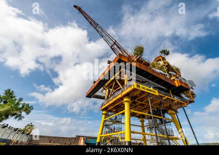 Weston-super-Mare, Großbritannien. Samstag, 15. Oktober 2022. Besucher besuchen und erkunden See Monster: Eine ehemalige Offshore-Plattform der Nordsee, die in Weston-super-Mare zu einer Kunstinstallation umgestaltet wurde. Teil des ausgepackten Kunstfestivals in ganz Großbritannien. Kredit: Thomas Faull/Alamy Live Nachrichten Stockfoto