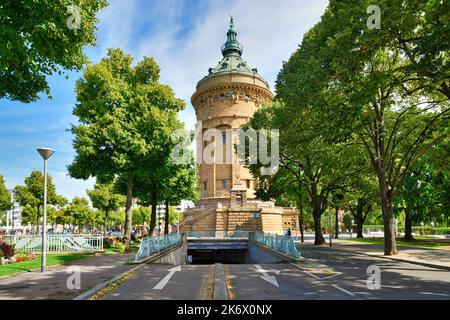 Mannheim, Deutschland - September 2022: Eingang der Tiefgarage 'Tiefgarage Kunsthalle' am Wasserturm mit dem Namen 'Wasserturm', einem Wahrzeichen von G Stockfoto