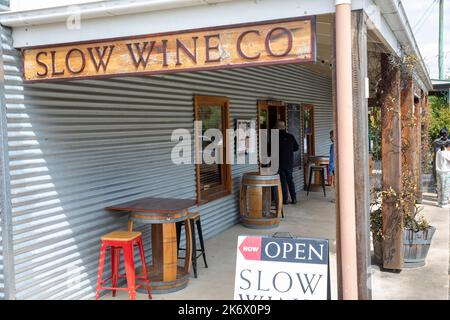 Das Stadtzentrum von Millthorpe im regionalen New South Wales und Slow Wine Co ist für Weinproben und Weinverkäufe in NSW, Australien, geöffnet Stockfoto