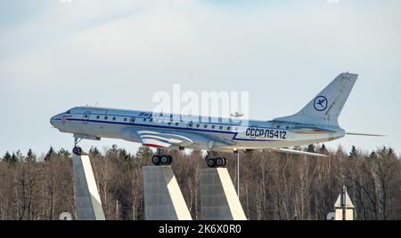 4. April 2018, Moskau, Russland. Sowjetisches Jet-Passagierflugzeug Tupolev TU-104 auf einem Sockel in der Nähe des internationalen Flughafens "Wnukovo". Stockfoto