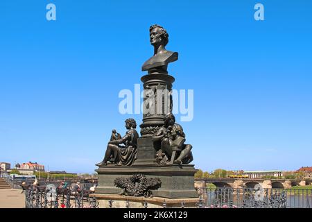 DRESDEN, DEUTSCHLAND - 27. APRIL 2012: Es ist die Statue des Bildhauers Ernst Friedrich August Ritschel auf der Terrasse von Bruhl. Stockfoto