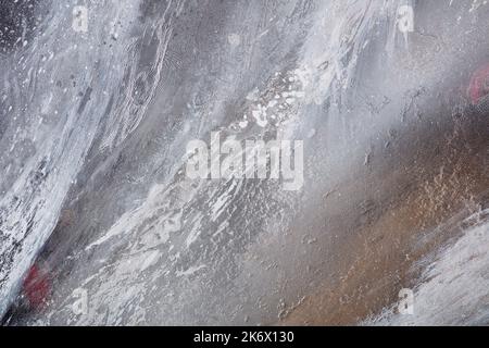 Abstrakte graue Kunst mit Gold - schwarz-weißem Hintergrund mit schönen Flecken und Flecken mit Alkoholtinte und goldener Farbe gemacht. Graue, flüssige Textur Stockfoto