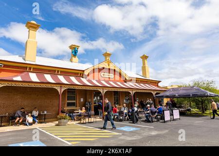 Millthorpe Bahnhof im historischen Dorf ein denkmalgeschützter Bahnhof, der Bahnhof wurde 2019 wiedereröffnet und ist eine Anfragestation, NSW, Australien Stockfoto