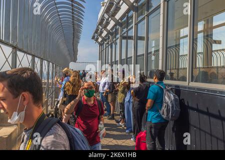 Wunderschöne Aussicht auf Touristen auf dem offenen Hauptbeobachtungsposten des Empire State Building. New York. USA. Stockfoto