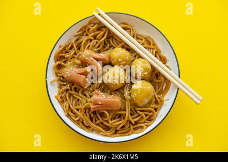 Draufsicht Gericht mit Karrennudeln mit Fischbällchen und Würsten Stockfoto