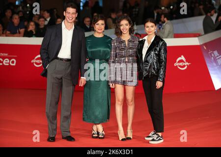 Rom, Italien. 15. Oktober 2022. Bei der Eröffnung des Rome Film Fest im Auditorium Parco della Musica nimmt die Besetzung von „Houria“ am roten Teppich Teil. Kredit: SOPA Images Limited/Alamy Live Nachrichten Stockfoto