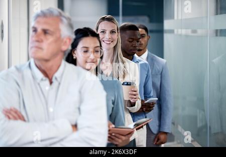 Ich bin begierig, meinen Wert und meine Fähigkeiten unter Beweis zu stellen. Porträt einer jungen Geschäftsfrau, die in einem Büro Schlange steht. Stockfoto