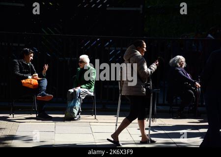 Patienten mit Zugangsvoraussetzungen stehen Schlange, um den Sarg von Königin Elizabeth II. In der Westminster Hall zu sehen, 17.. September 2022. Stockfoto