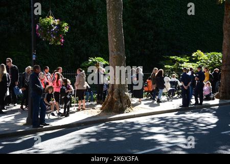 Patienten mit Zugangsvoraussetzungen stehen Schlange, um den Sarg von Königin Elizabeth II. In der Westminster Hall zu sehen, 17.. September 2022. Stockfoto