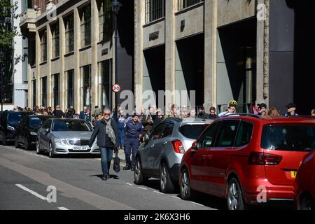 Patienten mit Zugangsvoraussetzungen stehen Schlange, um den Sarg von Königin Elizabeth II. In der Westminster Hall zu sehen, 17.. September 2022. Stockfoto