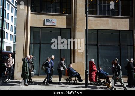 Patienten mit Zugangsvoraussetzungen stehen Schlange, um den Sarg von Königin Elizabeth II. In der Westminster Hall zu sehen, 17.. September 2022. Stockfoto