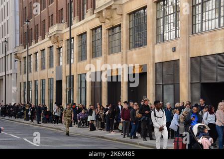 Patienten mit Zugangsvoraussetzungen stehen Schlange, um den Sarg von Königin Elizabeth II. In der Westminster Hall zu sehen, 17.. September 2022. Stockfoto