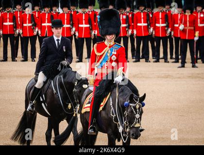 Prinz William, jetzt Prinz von Wales, in zeremonieller Uniform der Irischen Garde zu Pferd, The Colonel's Review, Trooping the Color, London Stockfoto