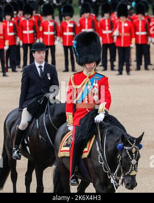 Prinz William, jetzt Prinz von Wales, inspiziert die Linie in zeremonieller Uniform zu Pferd, The Colonel's Review, Trooping the Color, London Stockfoto