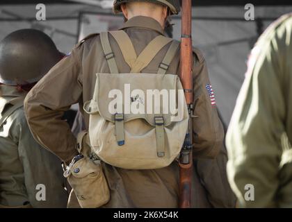 US Army United States Soldier World war Two in Uniform mit Gewehr und Rucksack mit Helm. Stockfoto