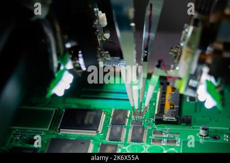 Qualitätsprüfung von Leiterplatten - Flying Probe Test Im Werk Stockfoto