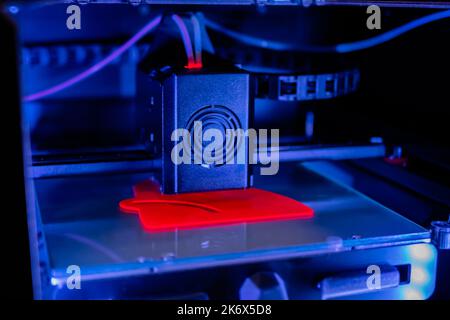Automatische dreidimensionale 3D Drucker Maschine drucken roten Kunststoff-Modell Stockfoto