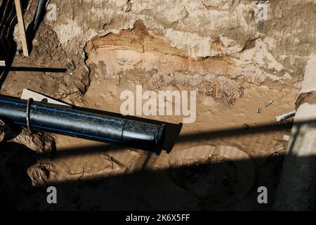 Heizleitung im Graben, Reparatur der Stadtkommunikation, Ersatz der alten Rohre. Stockfoto