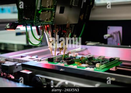 Qualitätsprüfung von Leiterplatten - Flying Probe Test Im Werk Stockfoto