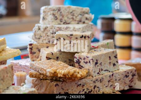 Sherbet mit Nüssen und getrockneten Früchten auf der Theke auf dem sommerlichen lokalen Lebensmittelmarkt Stockfoto