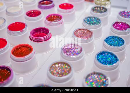 Set von kosmetischen Make-up Glitter in Reihe auf der Theke zum Verkauf Stockfoto