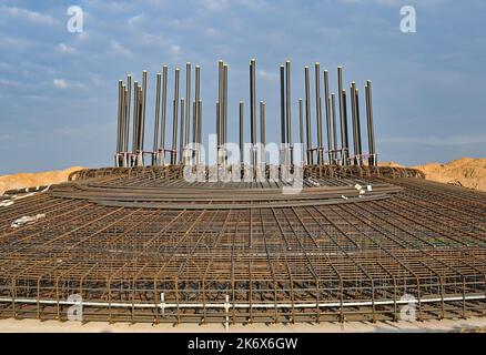 Jacobsdorf, Deutschland. 14. Oktober 2022. Die Baustelle für ein Fundament für eine Windkraftanlage. Rund 100 Tonnen Stahl und rund 800 Tonnen Beton werden für das Fundament einer Windkraftanlage benötigt. Quelle: Patrick Pleul/dpa/Alamy Live News Stockfoto