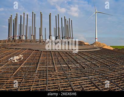 Jacobsdorf, Deutschland. 14. Oktober 2022. Die Baustelle für ein Fundament für eine Windkraftanlage. Rund 100 Tonnen Stahl und rund 800 Tonnen Beton werden für das Fundament einer Windkraftanlage benötigt. Quelle: Patrick Pleul/dpa/Alamy Live News Stockfoto