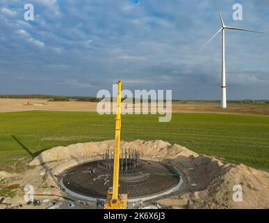 Jacobsdorf, Deutschland. 14. Oktober 2022. Die Baustelle für ein Fundament für eine Windkraftanlage (Luftaufnahme mit einer Drohne). Rund 100 Tonnen Stahl und rund 800 Tonnen Beton werden für ein Fundament von Windenergieanlagen benötigt. Quelle: Patrick Pleul/dpa/Alamy Live News Stockfoto