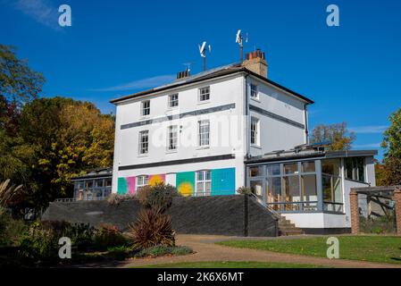 Chalkwell Hall in Chalkwell Park, Westcliff on Sea, Southend on Sea, Essex, Großbritannien. Georgianisches Gebäude, das von Metal Southend als Kunst- und Kulturzentrum genutzt wird Stockfoto