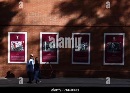 Birmingham, Großbritannien. 16. Oktober 2022. Aston Villa-Fans kommen zum Premier League-Spiel in Villa Park, Birmingham. Bildnachweis sollte lauten: Darren Staples/Sportimage Credit: Sportimage/Alamy Live News Stockfoto