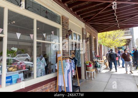 Geschäfte und Geschäfte in der Pym Street in Millthorpe, einem historischen Dorf in der Nähe von Orange im regionalen New South Wales, Australien Stockfoto