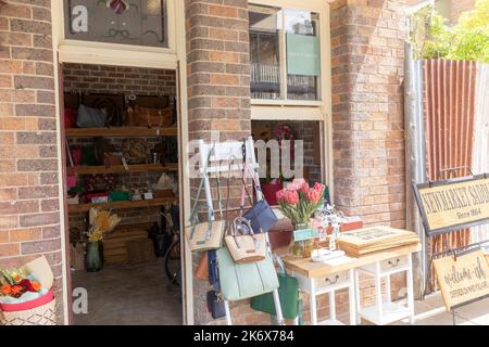 Millthorpe Dorfzentrum und lokale Homewares Antiquitätengeschäft, New South Wales, Australien Stockfoto