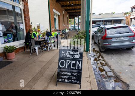 Millthorpe Historic Heritage Village im zentralen westlichen NSW, Provisors und Coffee Shop Cafe, Leute außerhalb, NSW, Australien Stockfoto