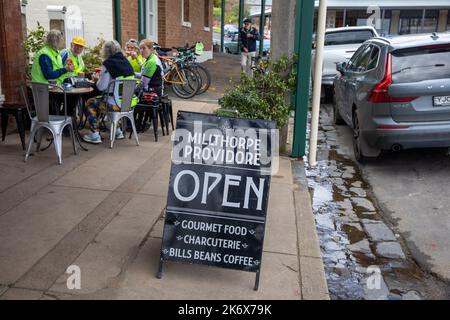 Millthorpe Historic Heritage Village im zentralen westlichen NSW, Provisors und Coffee Shop Cafe, Leute außerhalb, NSW, Australien Stockfoto