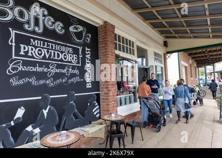 Millthorpe in der Region NSW, Café und Café bieten mit jungen Familien und Kinderwagen vor dem Café-Shop, NSW, Australien Stockfoto