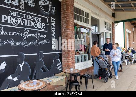 Millthorpe in der Region NSW, Café und Café bieten mit jungen Familien und Kinderwagen vor dem Café-Shop, NSW, Australien Stockfoto