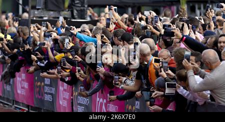 2022-10-16 11:05:26 AMSTERDAM - Publikum im Ziel des TCS Amsterdam Marathon. Der Amsterdam Marathon wird auch in diesem Jahr als niederländische Meisterschaft dienen. ANP IRIS VAN DEN BROEK netherlands Out - belgium Out Credit: ANP/Alamy Live News Stockfoto