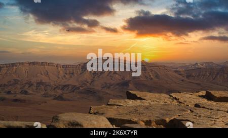 Mitzpe Ramon ist ein gemeinderat in der Negev-Wüste im Süden Israels. Gelegen auf dem nördlichen Kamm in einer Höhe von 860 Metern übersehen Stockfoto