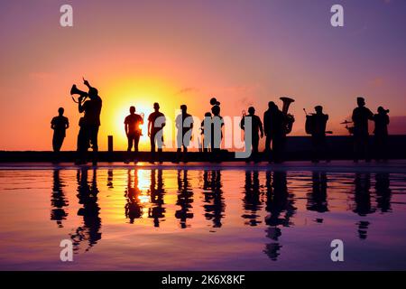 Festival, Konzert, Silhouetten von Musikern bei Sonnenuntergang Stockfoto