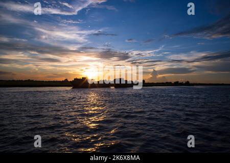 Wunderschöne Aussicht auf den Strand dramatische bunte Sonnenuntergang Stockfoto