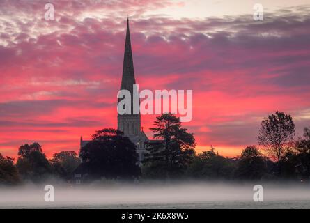 Oktober nebliger Morgenaufgang hinter der Salisbury Cathedral von den Harnham Water Meadows Wiltshire Südwesten Englands Stockfoto